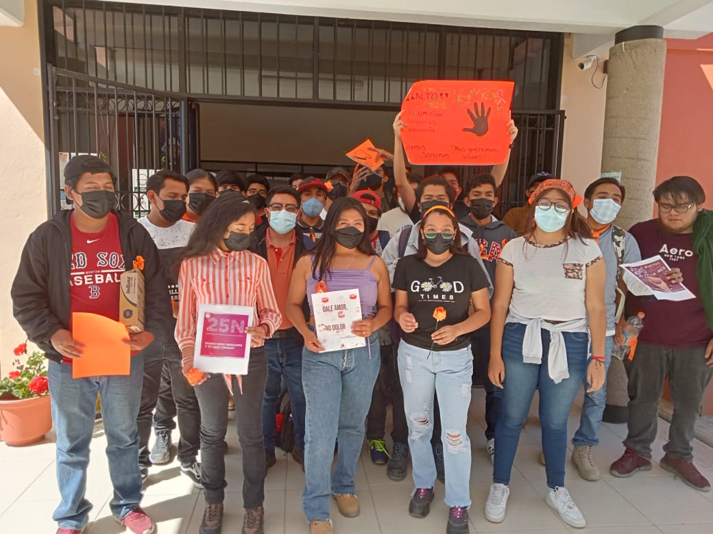 mecautvco's tweet photo. Los grupos M701 y M702 realiza una campaña de carteles y difusión del mensaje de la no violencia contra las mujeres. https://t.co/c7s2R3cVgX