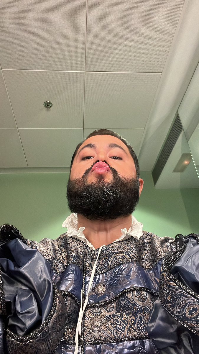 Un beso antes de la #tercera #funcion #annabolena #donizetti #opera <a href="/ABAOBilbaoOpera/">ABAO Bilbao Opera</a> #empezamos