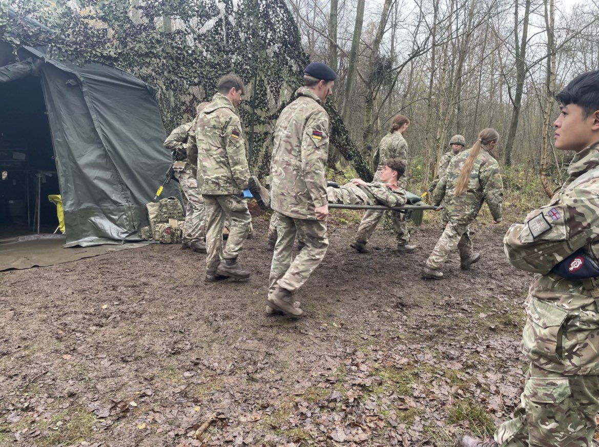 DMS_DMGNorth's tweet photo. An interesting week for JHG(N) @DMS_DMGNorth who have been learning what happens in 5 Armoured Medical Regiment when they are on exercise. Also, a big congratulations to the JHG(N), RCDM and 5 AMR solders who passed their DTTT course. Well done π
#armymedics #armyinstructors https://t.co/xKE3P7TUg6
