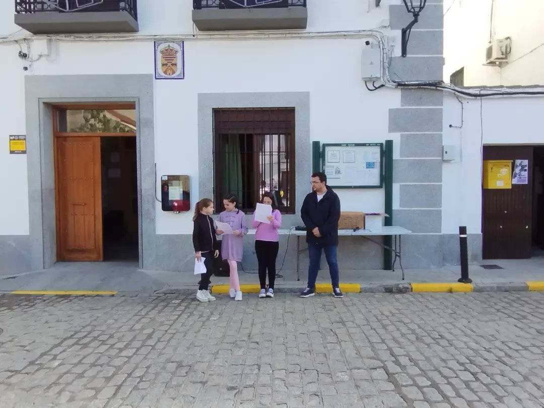 Lectura del manifiesto para conmemorar el Día Internacional para la eliminación de la violencia contra la mujer. 💜 #25NEducaAnd #25N <a href="/IgualdadCordoba/">Igualdad Diputación de Córdoba</a> <a href="/plataforma_co/">Plataforma Cordobesa</a> <a href="/Cordobaconvive/">Gabinete Convivencia Escolar e Igualdad</a>
