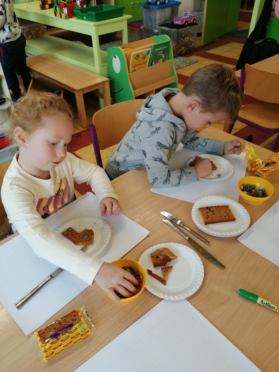 juf_Conny's tweet photo. We maken een echt peperkoekenhuisje. 🍪#trapleerke https://t.co/TqpeHA8IJk