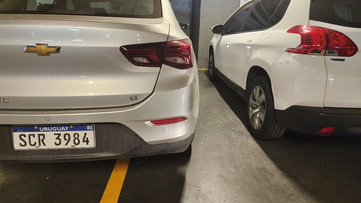 marcecalero's tweet photo. No solo que estacionas dónde no te corresponde, que a su vez no dejas lugar para que alguien en silla de ruedas y bien estacionado en su lugar pueda subir a su vehículo, @idiotasuruguay https://t.co/FVXxuwUwdG