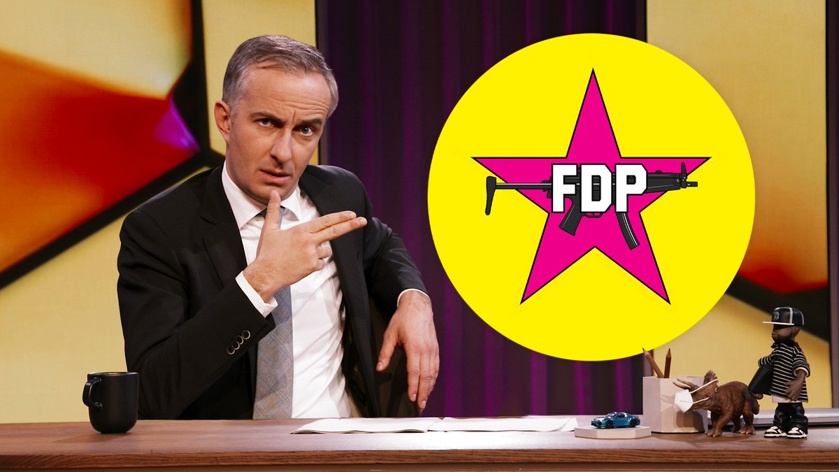 Thumbnail der ZDF-Magazin-Royal-Ausgabe om 25.11.2022. Jan Böhmermann deutet mit einer Pistolen-Geste auf einen gelben Kreis mit pinkem Stern und einem Maschinengewehr. Darüber ist der Parteiname FDP zu lesen.
© ZDF