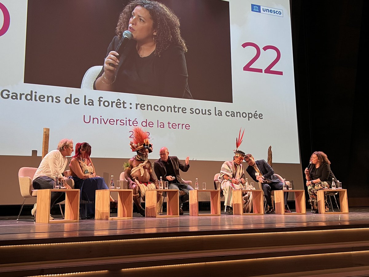 universiteterre's tweet photo. UT2022 | Les Gardiens de la forêt venus du monde entier sont sur scène pour un moment d’échanges.

Sur scène, ils sont 3. Mais en réalité ils ne font qu’un avec la forêt. 
#PEA2022 #foret #biodiversité #ClimateEmergency https://t.co/gcRbOAEIla