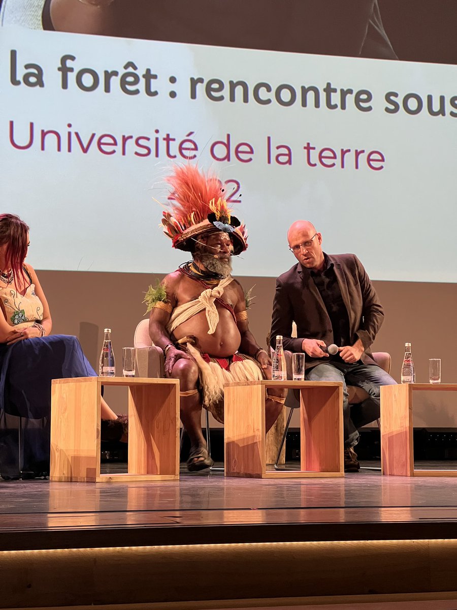 universiteterre's tweet photo. UT2022 | Les Gardiens de la forêt venus du monde entier sont sur scène pour un moment d’échanges.

Sur scène, ils sont 3. Mais en réalité ils ne font qu’un avec la forêt. 
#PEA2022 #foret #biodiversité #ClimateEmergency https://t.co/gcRbOAEIla