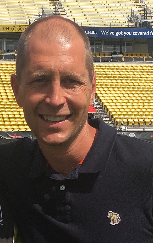 somethingplanet's tweet image. The coach for #TeamUSA look like he’s works at @AceHardware #WorldcupQatar2022 #WorldCup