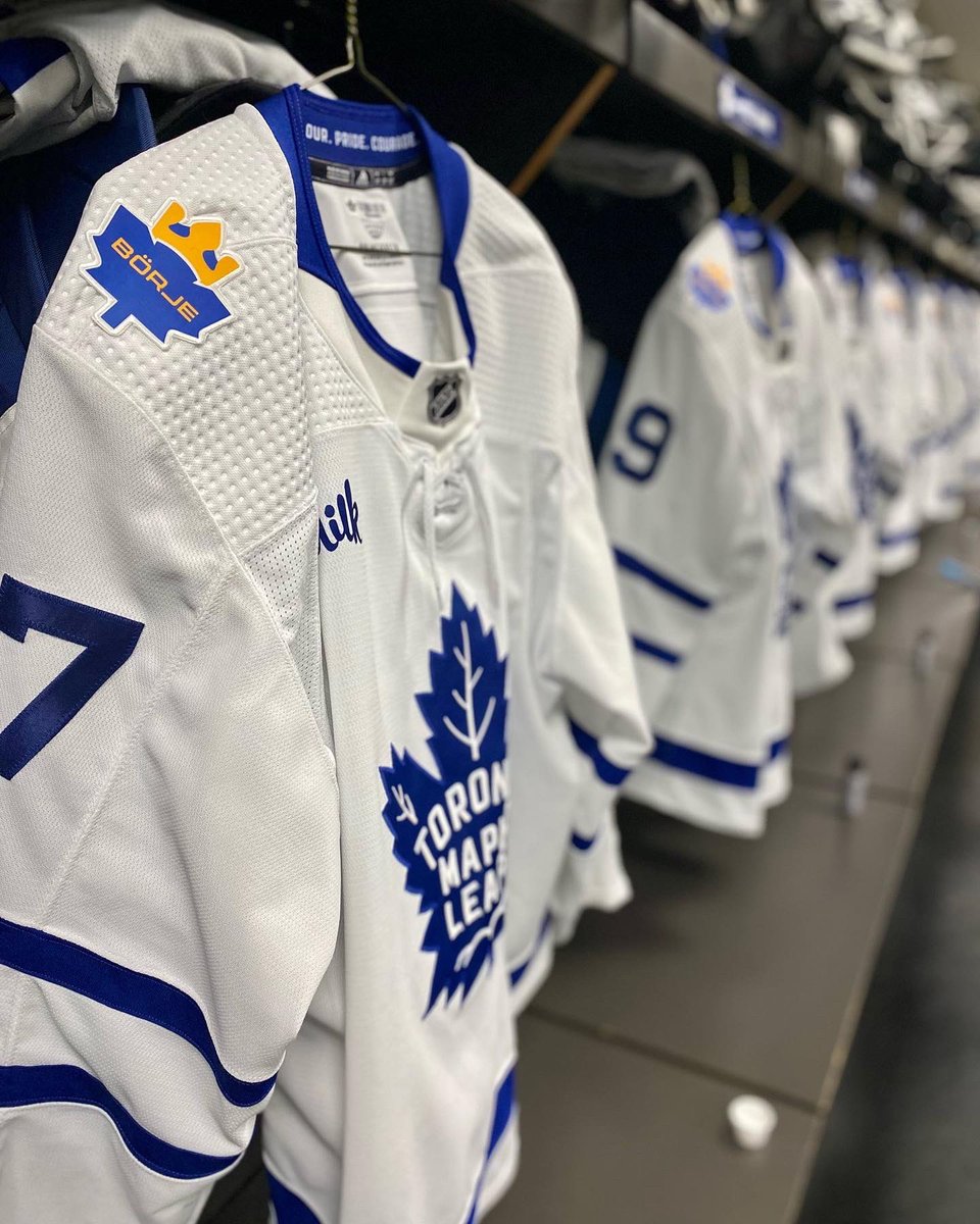 TSN_Sports's tweet photo. The @MapleLeafs are honouring Börje Salming with this shoulder patch. 💙💛 https://t.co/y0xWQb7i5i