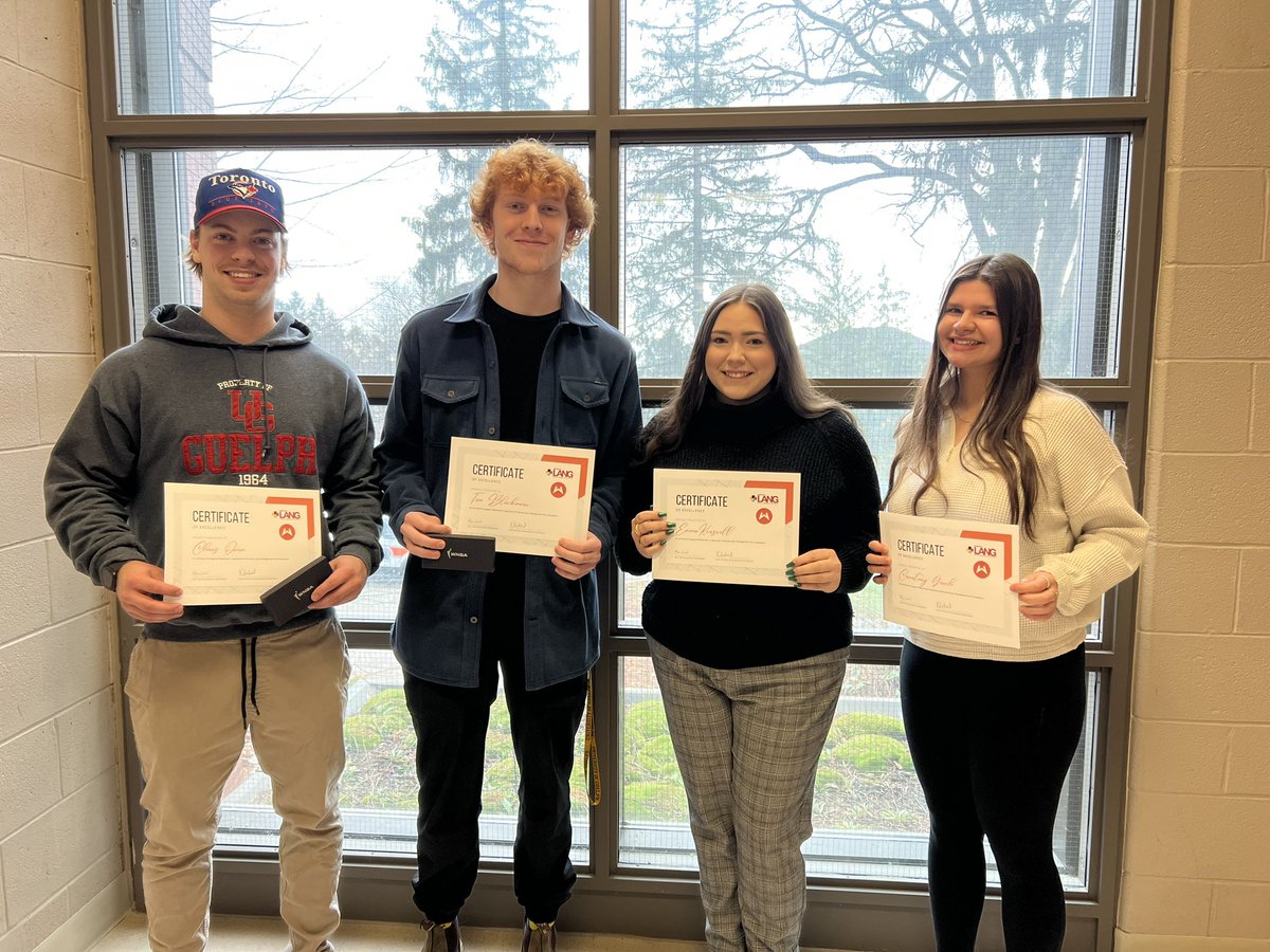 katelebel's tweet photo. Thrilled to celebrate the champions of the inaugural @WassCollective x @LangUofG Sport Communication Pitch Competition today! The pitches were focused around building brand awareness for @WNBA athletes and this team of smart 🍪’s knocked it out of the park! #DisruptHERS #UofG https://t.co/U4Y5k7FqyK