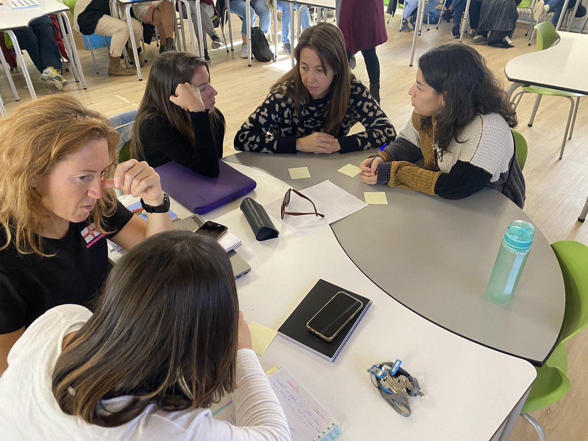 MiquelUtrillo's tweet image. Aquesta setmana,hem pogut gaudir de la visita de l’Oriol,del @fablabbcn i de l’ @AnnaMestre6 del @cesirecat .A part d’ajudar-nos a localitzar el millor espai on construir el nostre #fablab , han conduït 1 sessió amb el claustre sobre què és ser #maker . #projecteFaig #utrillomola