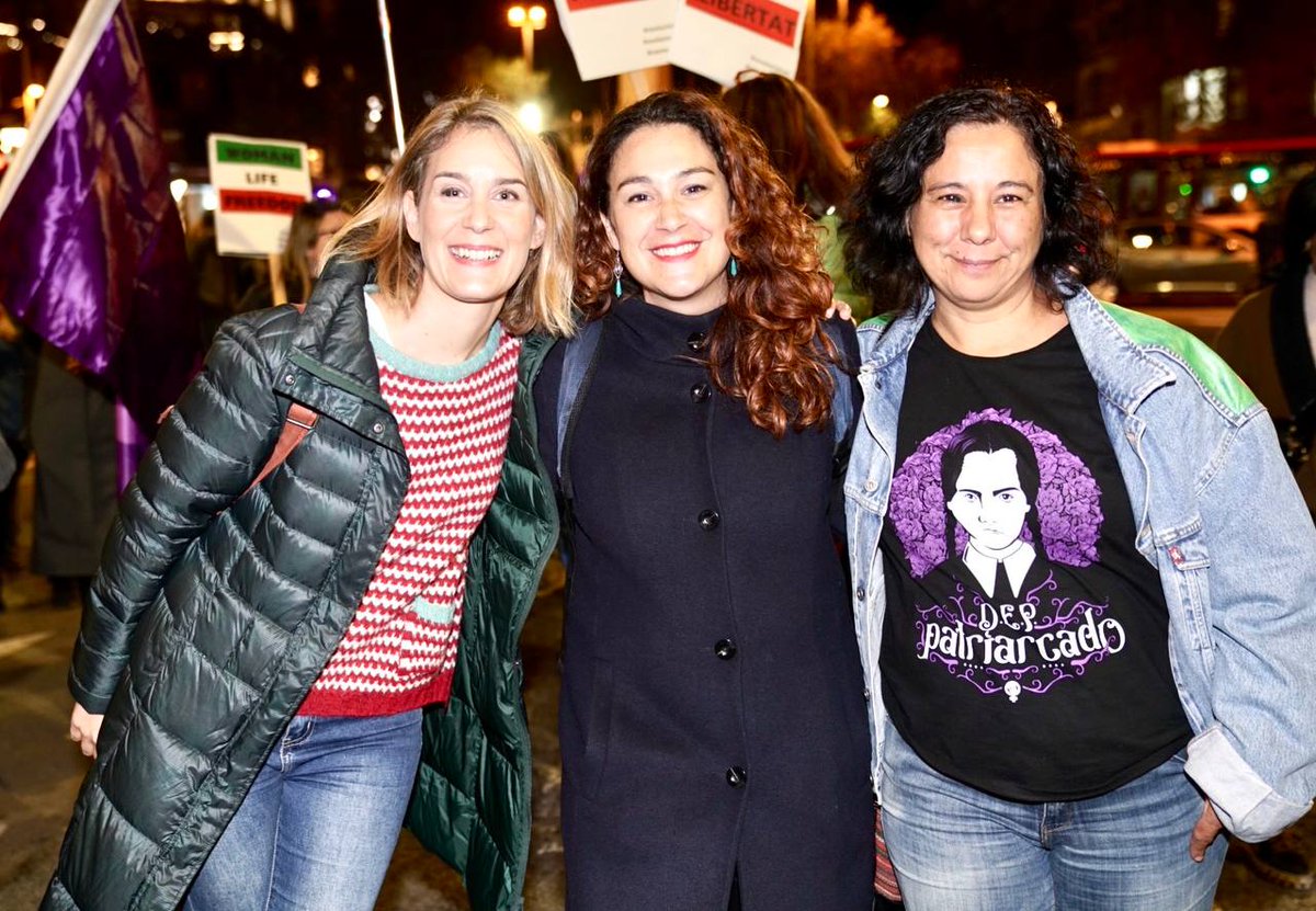 Un altre #25N hem tornat als carrers, tenyits de lila, plens de sororitat.

Per acabar amb les violències masclistes 

I perquè el feminisme continua liderant el moviment per unes vides dignes, amb llibertat

Per les que ja no hi són, per les que vindràn
 
#25Nov sempre!