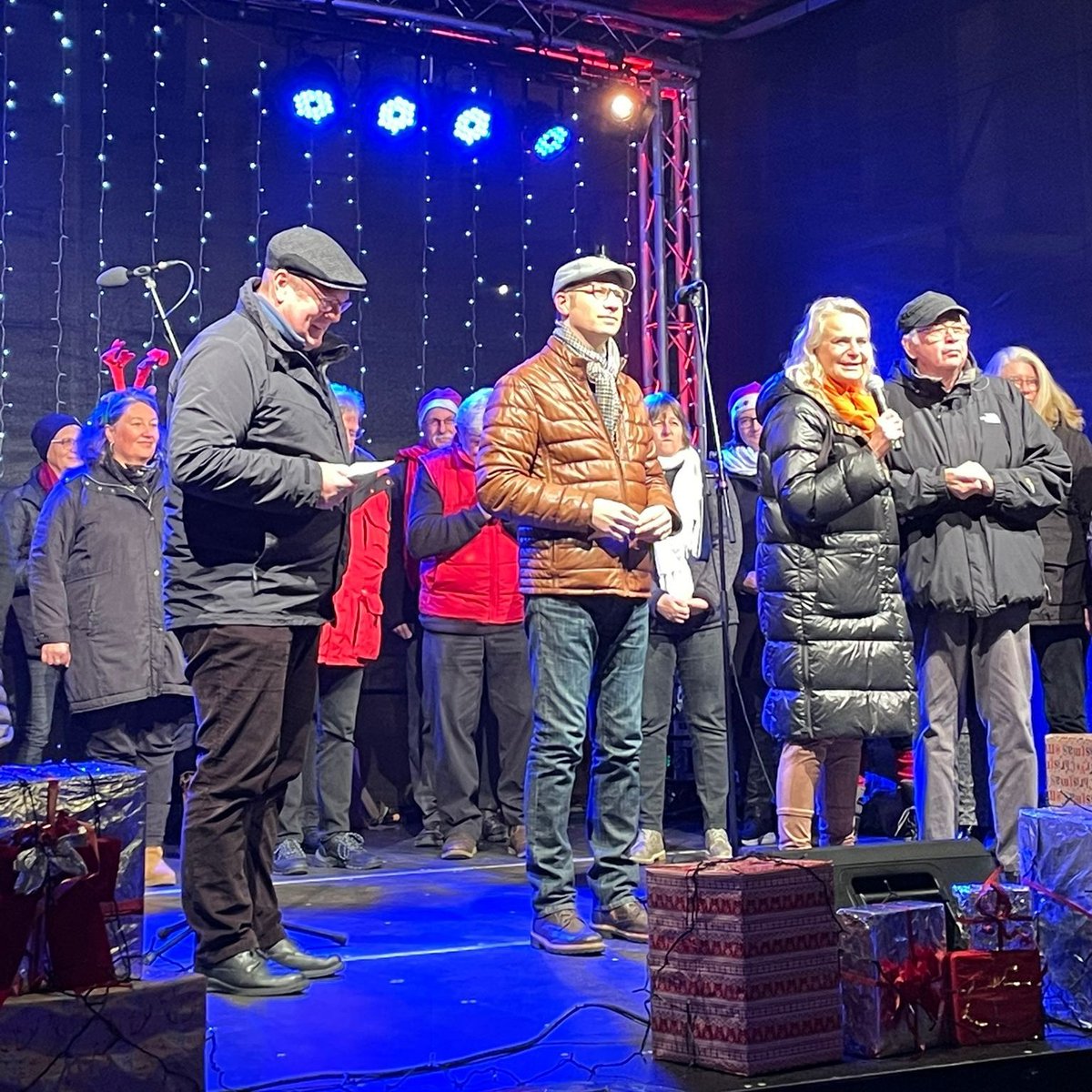 Schön, dass die Weihnachtsmarktsaison wieder beginnen kann 🥰 Heute in #butzbach💫🎄#weihnachtsmarkt #wetteraukreis #wetterau #landratweckler <a href="/CDU_Wetterau/">CDU Wetterau</a>