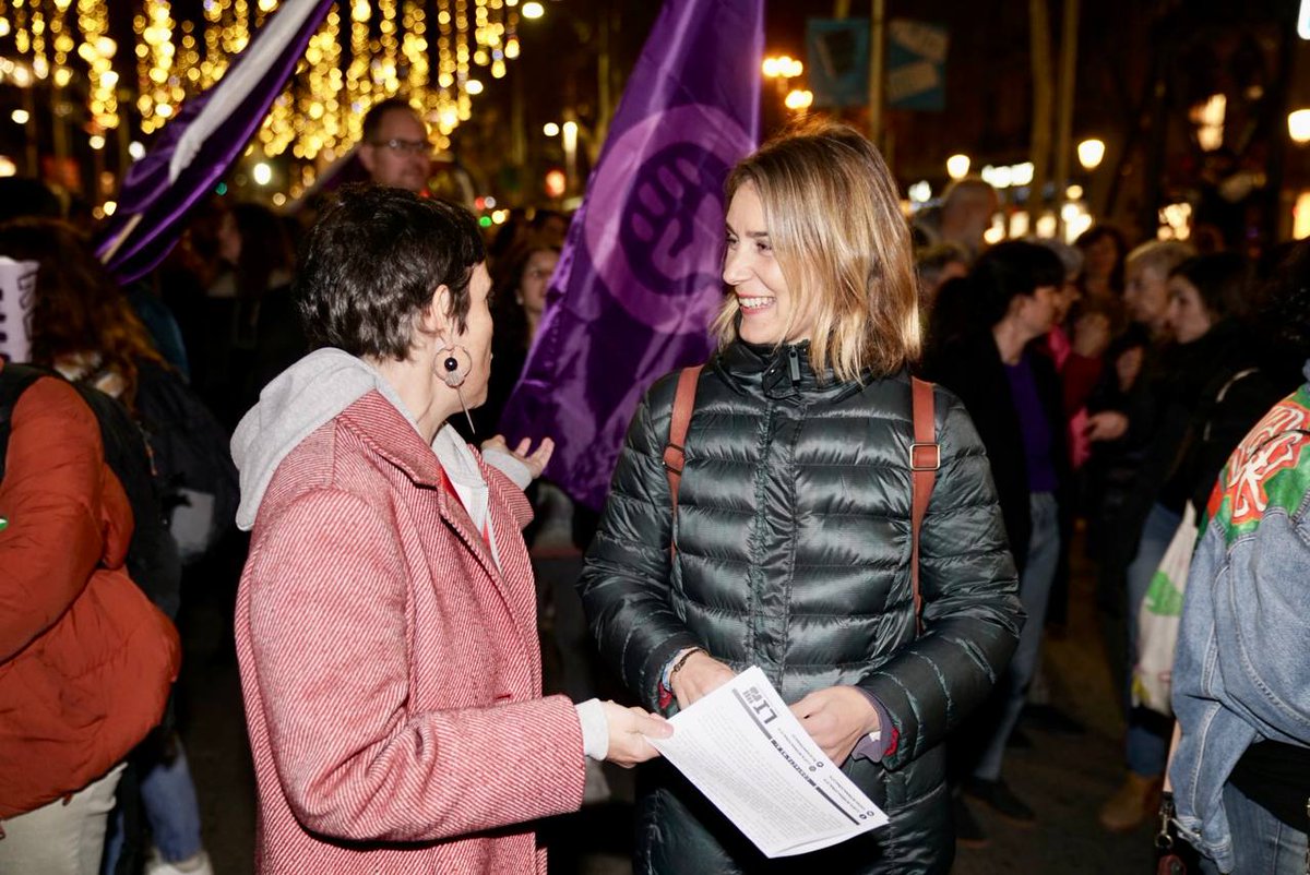 jessicaalbiach's tweet photo. Un altre #25N hem tornat als carrers, tenyits de lila, plens de sororitat.

Per acabar amb les violències masclistes 

I perquè el feminisme continua liderant el moviment per unes vides dignes, amb llibertat

Per les que ja no hi són, per les que vindràn
 
#25Nov sempre! https://t.co/3OzPUwU474