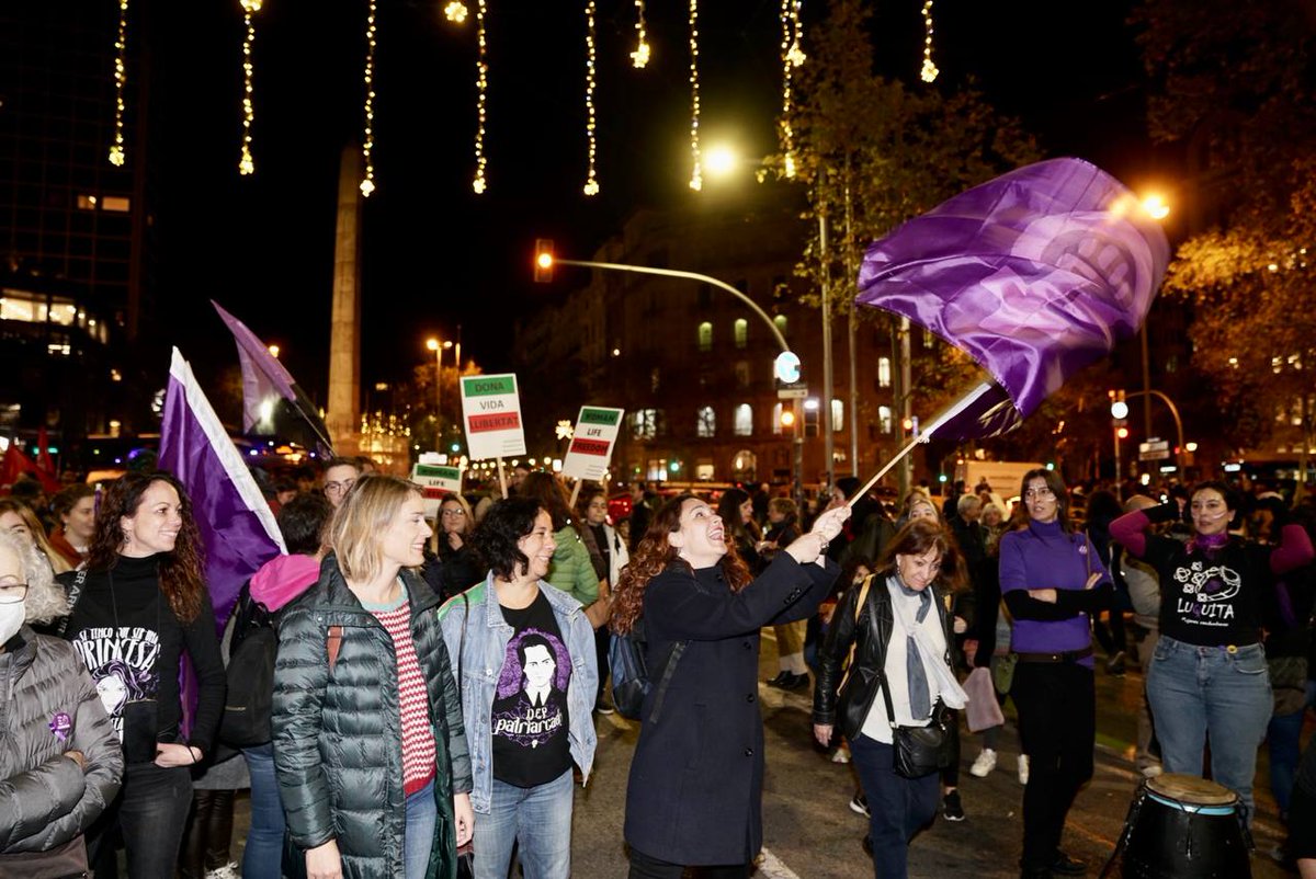 jessicaalbiach's tweet photo. Un altre #25N hem tornat als carrers, tenyits de lila, plens de sororitat.

Per acabar amb les violències masclistes 

I perquè el feminisme continua liderant el moviment per unes vides dignes, amb llibertat

Per les que ja no hi són, per les que vindràn
 
#25Nov sempre! https://t.co/3OzPUwU474