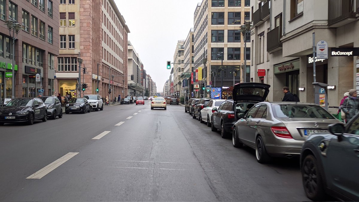 cumurux's tweet photo. #placesToAvoid in #Berlin: #Friedrichstraße.
* low air quality
* noisy
* accessibility fail
* little space for walking
* no cycling infrastructure
* overall poor livability https://t.co/1QPJ71AO4v