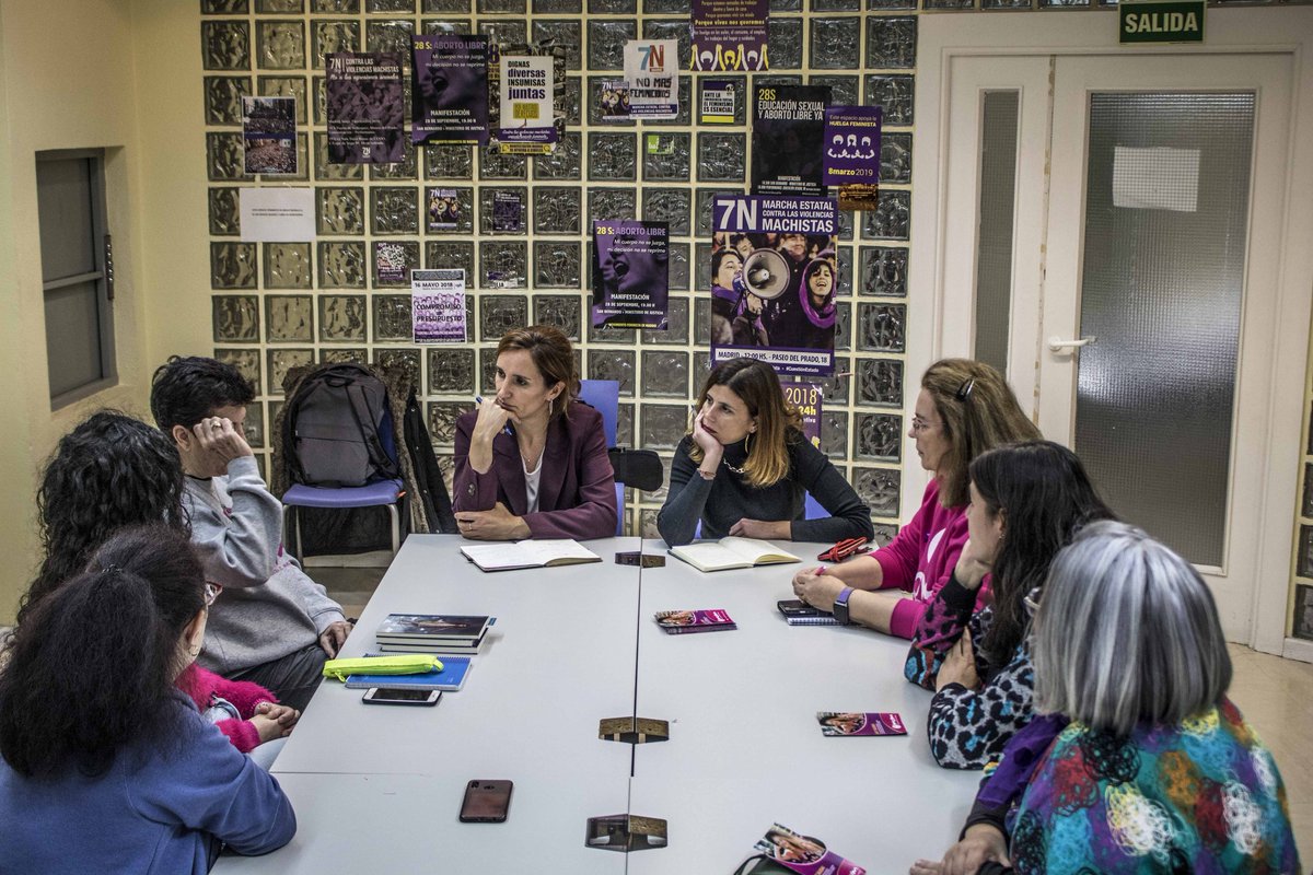 Alicia_Torija_L's tweet photo. Hoy en las calles reivindicando la necesidad de poner fin a una violencia que se ejerce contra nosotras por ser mujeres.
Y también reunidas con supervivientes @asociacionmum hablando de educar y proteger.
Ni una menos.
Voz por las que faltan.
#25Noviembre https://t.co/0gbDgKNgrP