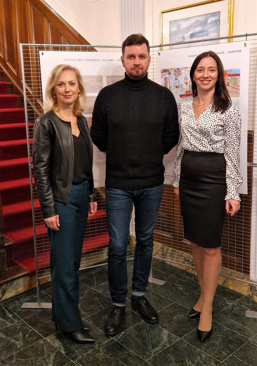 PLinToronto's tweet photo. Great meeting with excellent 🇵🇱🎥director, actor - Piotr Domalewski. Thank you🙏 for sharing with us your passion and plans.
Watch this Sunday⏰8:30 p.m. his film
#INeverCry at @EUFFTO 🇨🇦 and meet director Domalewski in person (Q&A).
Tickets➡️ https://t.co/NzdMADmG82…
#EUFF https://t.co/kmSZn1JAw2