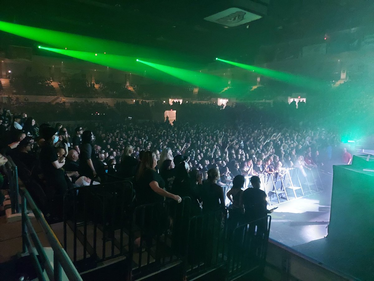 Spanked_Jesus's tweet photo. Where's the sleeping nun at the Ghost show???

#ghost, #nun, @thebandGHOST https://t.co/E4AOI5aiUp