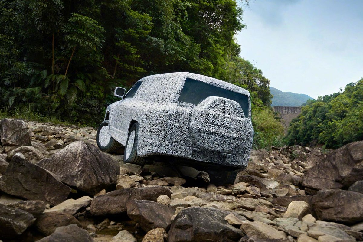 byd_world's tweet photo. 🚧 BYD teases Yangwang R1 electric luxury off-road SUV
 #BYDWorld #BYD #BuildYourDream #ev #evcar #evs #evcars #evcarsworld #electriccar #electricvehicle #electriccars  #electricvehicles  #evcharging #evcharger #luxurycars #evvehicle #yangwang #yangwangr1 #offroad #gclasss https://t.co/HCGXass1aK
