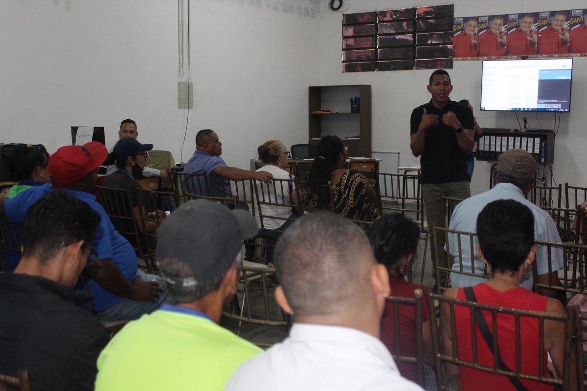 concejo_oficial's tweet photo. #AlMomento | Pdte. @orlandoblancob sostiene reunión con Estructuras de Base (UBCH) sobre la importancia de los servicios públicos en el territorio guarenero de cara a la apertura del @IAMDES_Plaza @Freddy_Rod13 @HectoRodriguez @maduro_en @MirandaGob #DiálogoDePaz #25Nov https://t.co/zPasuXnJVp