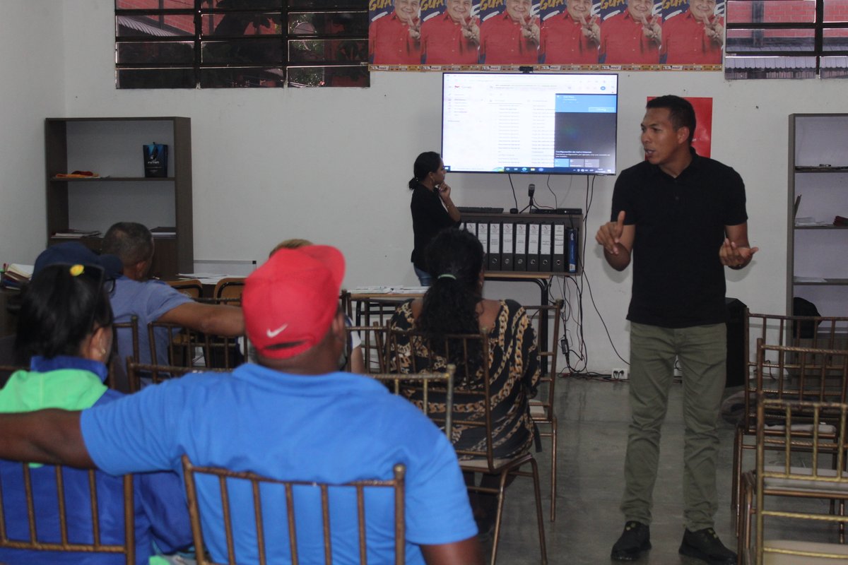 concejo_oficial's tweet photo. #AlMomento | Pdte. @orlandoblancob sostiene reunión con Estructuras de Base (UBCH) sobre la importancia de los servicios públicos en el territorio guarenero de cara a la apertura del @IAMDES_Plaza @Freddy_Rod13 @HectoRodriguez @maduro_en @MirandaGob #DiálogoDePaz #25Nov https://t.co/zPasuXnJVp