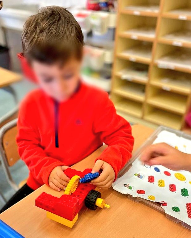 Avui les abelles 🐝 i les serps 🐍 #i5 #comunitatdepetitesipetits realizem un robot 🤖 humanoide amb peces de lego. Amb diferents engranatges ⚙️ i eixos hem aconseguit que aquest 🤖 es pugui moure i jugar amb una pilota 🏐 #aprenentatgesignificatiu <a href="/EscolaOlivera/">Escola l’Olivera</a> <a href="/AMPA_OLIVERA/">AFA-Escola Olivera</a>