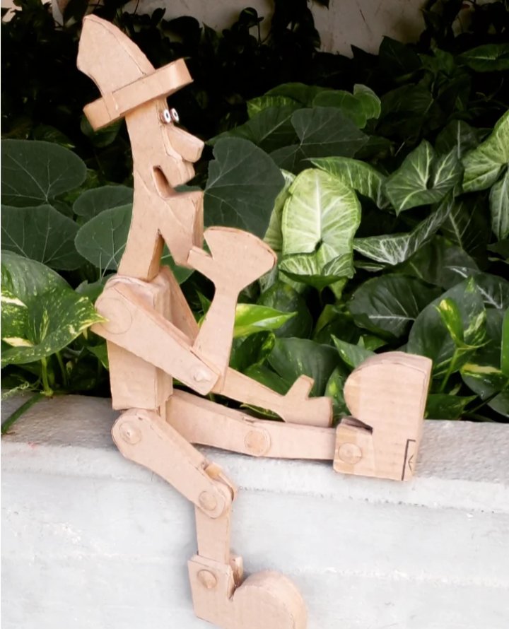 BrouzzoCartonStudio 
O Galo ( o Duende de Papelão)
#galo 
#eugalofeliz 
#duendepapelão 
#narrativavisual 
#mundodolivro 
#mundodopapelão 
#mundodaimaginação 
#Expo22 
#jbrouzzo 
By
JôBrouzzo 
Novembro/2022