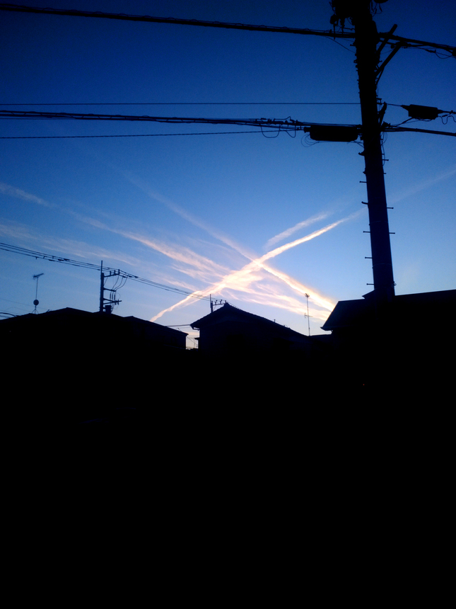 DotDotzLand's tweet photo. I have been in Japan for the past few days to finalize some business meetings. Yesterday evening (around 16:30 Japan time), as I was on my way to my company in Kanagawa Prefecture, I saw a cross of airplane clouds in the sky that I could see from the car window. https://t.co/aRwGW3ucDj