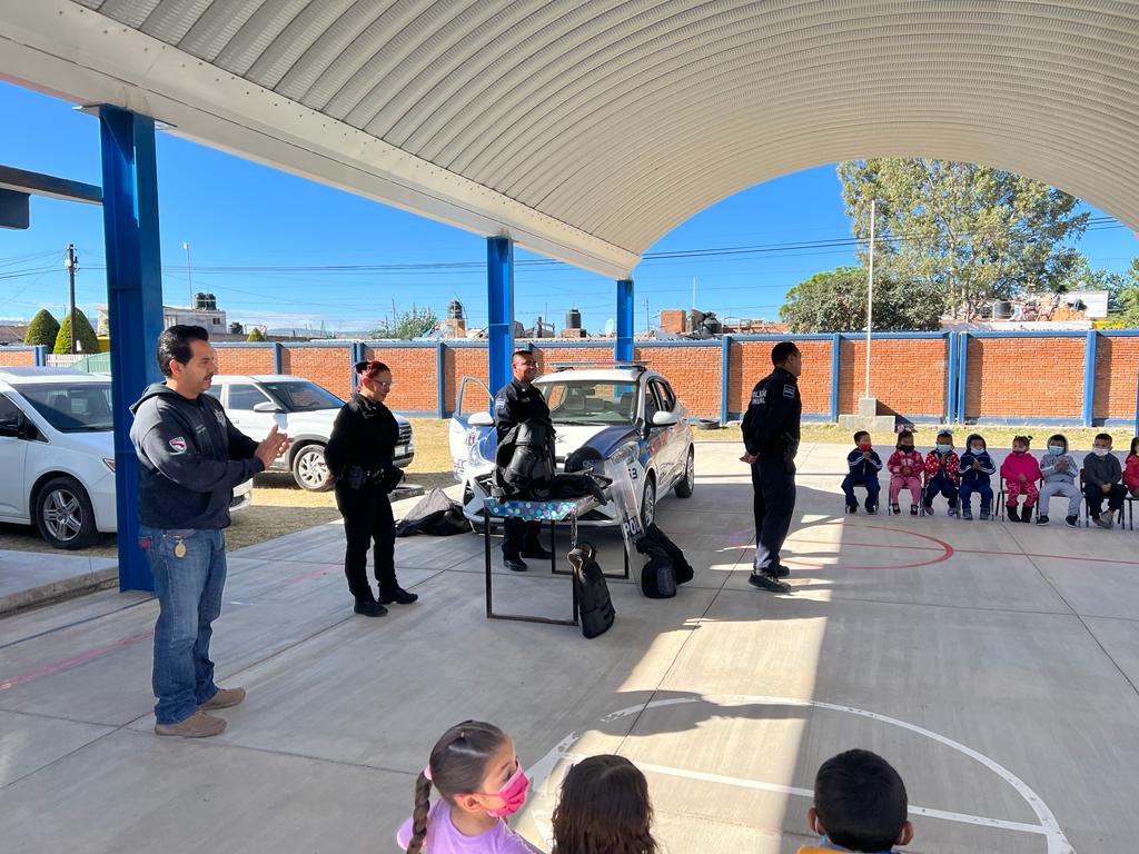 DMSPDGO's tweet photo. 👮♂️🚔🏫
La patrulla didáctica sigue llegando a las instituciones educativas, en esta ocasión más de 80 niñas y niños del kinder Emilia Jara Salazar pudieron interactuar y conocer las actividades que realizan los agentes de la DMSP.
#CasaSegura #ContigoDurango https://t.co/S4rctpL9AA