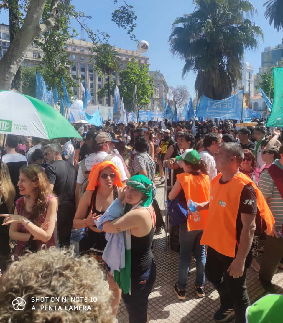 pedroabaez's tweet photo. Ayer, bajo un sol abrasador, acompañamos a Hebe hasta su lugar en el mundo. La emoción se reproducía en esa multitud variopinta y agradecida que la homenajeaba. https://t.co/LkrO8LhhjT