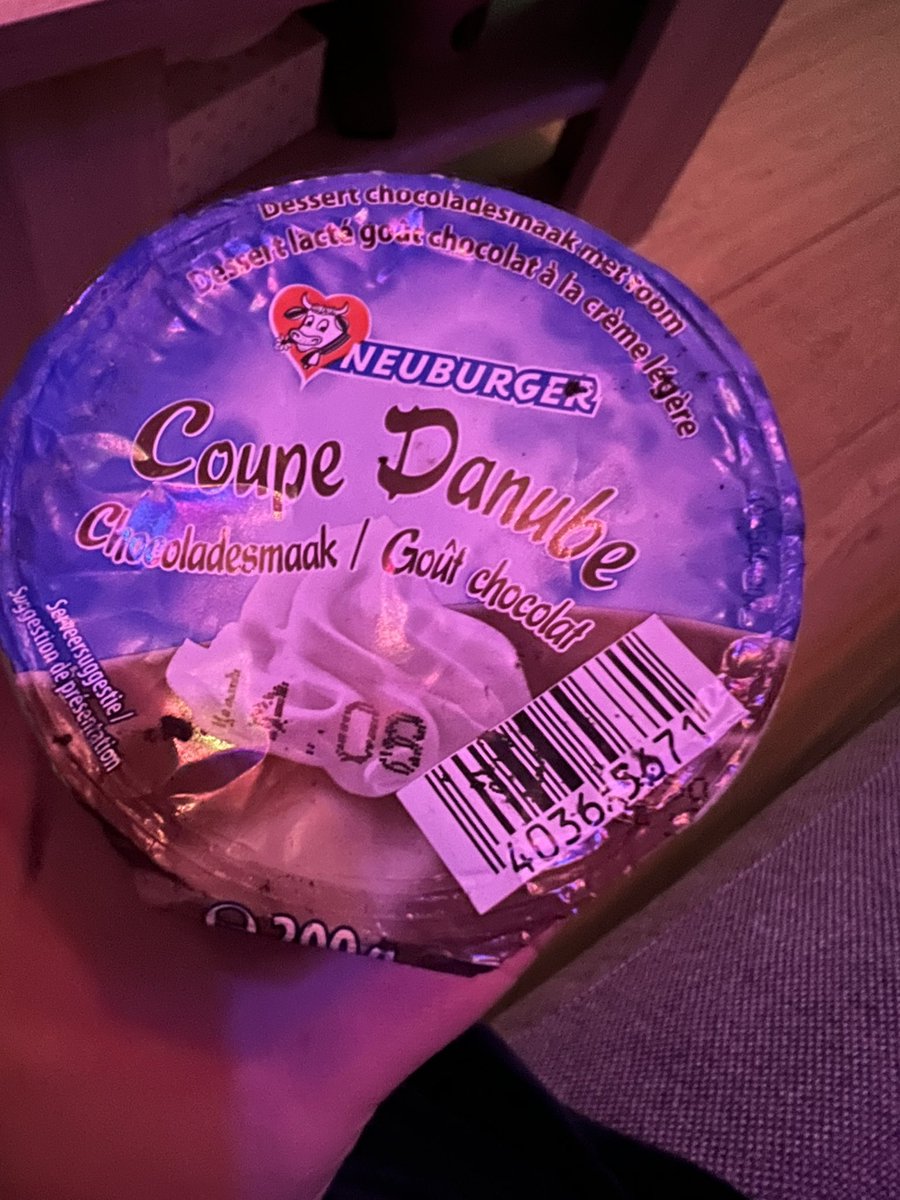 SerendipityRead's tweet photo. Haal je vanmiddag dit toetje bij @JumboSupermarkt trek ik hem open denk ik die is raar. Datum 14-08-2021 - hoe dan?! https://t.co/sbTA9Q6qCM