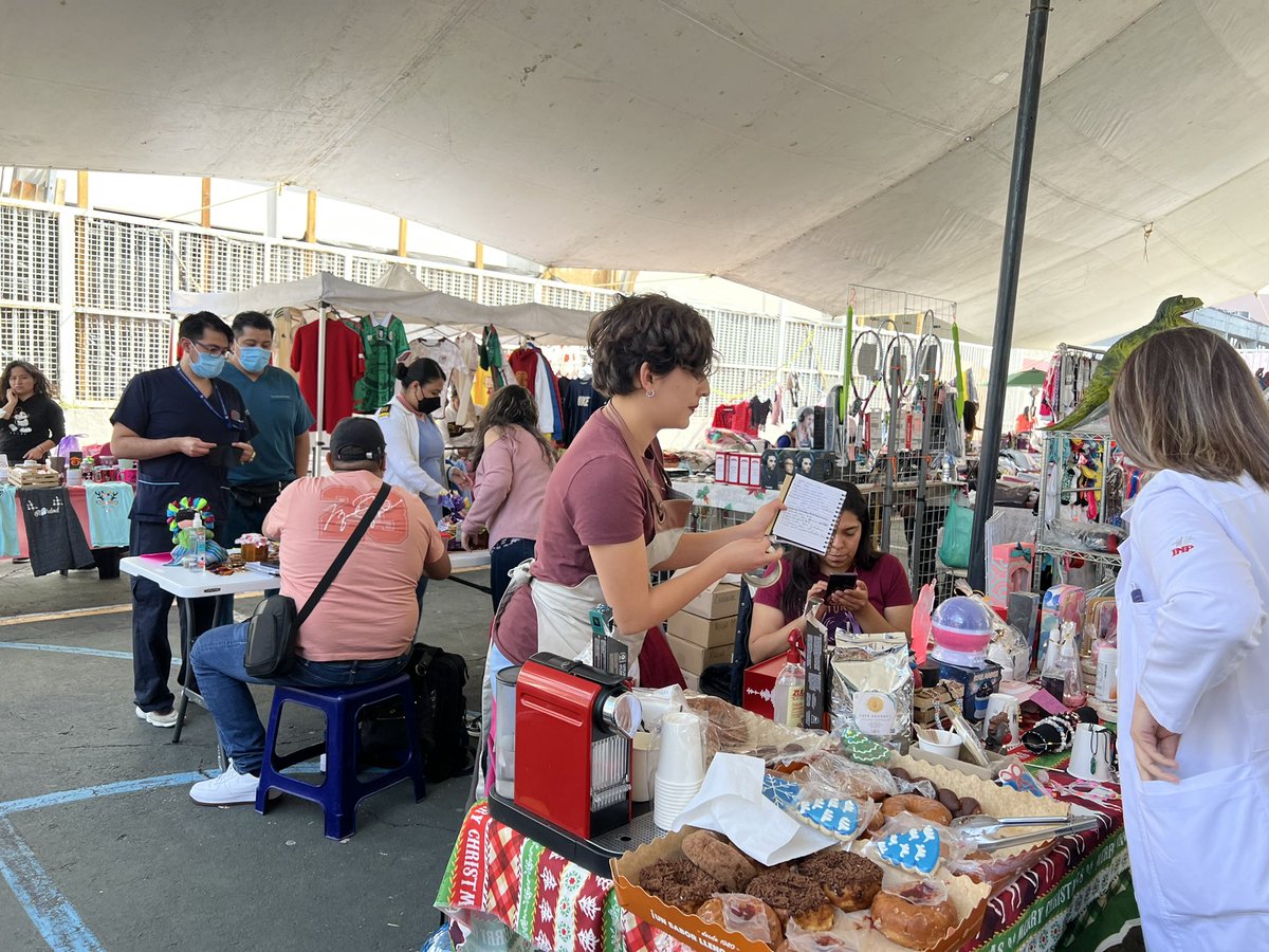 #FEDESSPEnTuSindicato 🤝  
Bazar Navideño en el <a href="/tin_ped/">SUnTINPed</a> con la 👩‍🏫 <a href="/gace11a/">gace11a líc. lմcíα ѵάzզմҽz ตαɾԵí́ղҽz</a> y el Ing. #DanielAguilarRamirez del <a href="/sidtpa/">SIDTPA</a> #SADER 
Gracias Lucía, Mary, Claudia, un privilegio compartir avances y retos, con ustedes! 
<a href="/agusaviles1/">Agustín Avilés</a> 
<a href="/LetyGutierrezC/">Leticia Gutiérrez</a> 
#DiaContralaViolenciadeGenero #Dia🍊