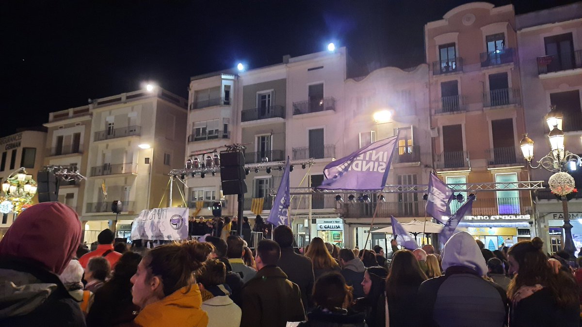 Acaba la manifestació amb les companyes de <a href="/komando8mTgn/">Komando8m TgnAntifa</a> dalt de l'escenari per denunciar la persecució que estan patint des de l'extrema dreta 

Tot el suport! No esteu soles!✊