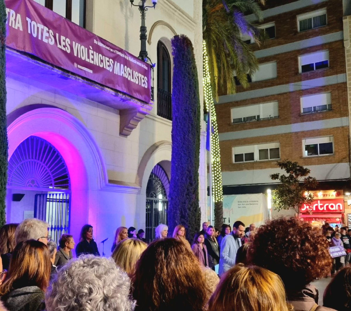 AVColliPujol's tweet photo. Aquest vespre a  #Badalona Acte Institucional Dia Internacional per a l’eliminació de la Violència Envers les Dones.
#25N cada dia cal lluitar contra aquesta xacra, la violència masclista.
Per una societat de dones i homes lliures!
@plataforma25N
@FederacioDones https://t.co/sfboSXfIv3