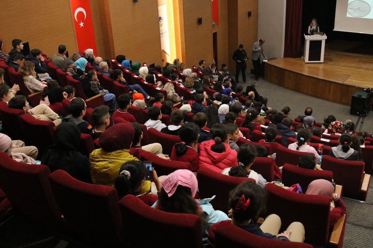 Sakaryabld's tweet image. Avrupa Atık Azaltım Haftası’nda kullanılmayan giysileri  ihtiyaç sahiplerine ulaştırıyoruz 👏🏼😌

SGM’de gerçekleştirdiğimiz programa Başkanımız Sn. Ekrem Yüce’de katıldı 👏🏼

#circulartextiles #wasteissoutoffashion #EWWR2022 #reusetextiles #sürdürülebilirtekstil