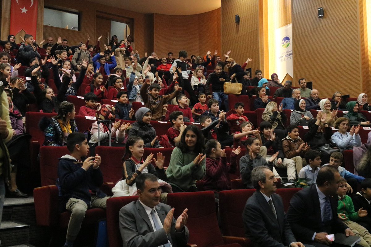 Sakaryabld's tweet image. Avrupa Atık Azaltım Haftası’nda kullanılmayan giysileri  ihtiyaç sahiplerine ulaştırıyoruz 👏🏼😌

SGM’de gerçekleştirdiğimiz programa Başkanımız Sn. Ekrem Yüce’de katıldı 👏🏼

#circulartextiles #wasteissoutoffashion #EWWR2022 #reusetextiles #sürdürülebilirtekstil