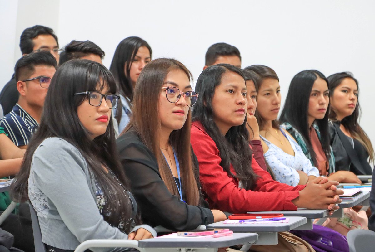 AsistePeru's tweet photo. El gerente general de la Dirección Regional de Educación Ayacucho, Wilhem Oré Chipana, junto al director regional de Educación en Ayacucho, Gualberto Palomino Gutiérrez, participaron en el Seminario Internacional de Investigación Aplicada, organizado... (1/2) #educaciónsuperior https://t.co/fbqgVqtFYw