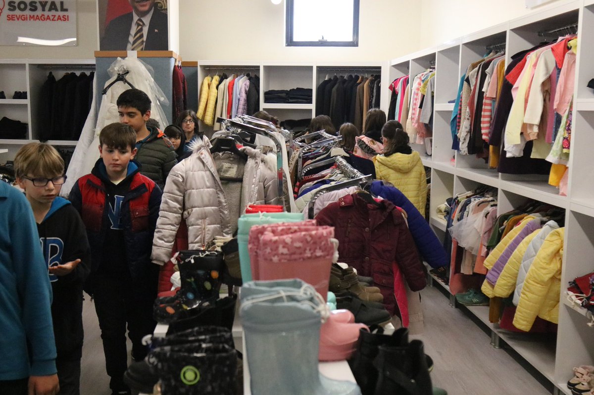 Sakaryabld's tweet image. 👕Giysileri Yeniden Kullan, Doğayı Yenile👔

Atık Azaltım Haftası kapsamında, Dr. Nuri Bayar Ortaokulu ve Vali Mustafa Uygur Ortaokulu öğrencilerimiz Sosyal Sevgi Mağazamıza kullanmadıkları kıyafetlerini bağışladı 😌👏🏼

#circulartextiles #wasteissoutoffashion #EWWR2022