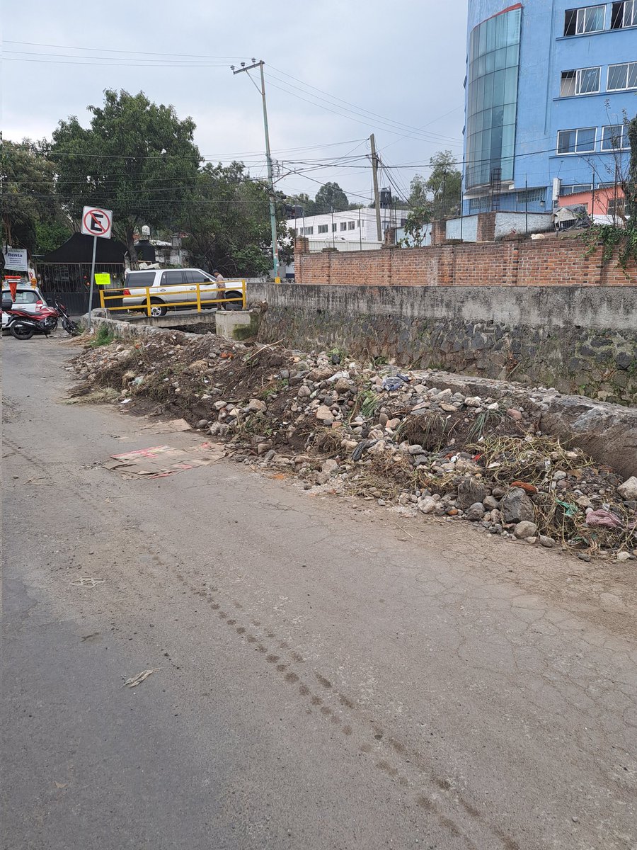 klausend's tweet photo. Sacaron este cascajo del canal pero no se lo llevaron!!.. calle Canal esq juan alvarez col. La conchita, Contreras,cdmx @lamagdalenacontreras @CesacContreras @ALaMagdalenaC @Luis_GQM https://t.co/gcD0Tj56gI