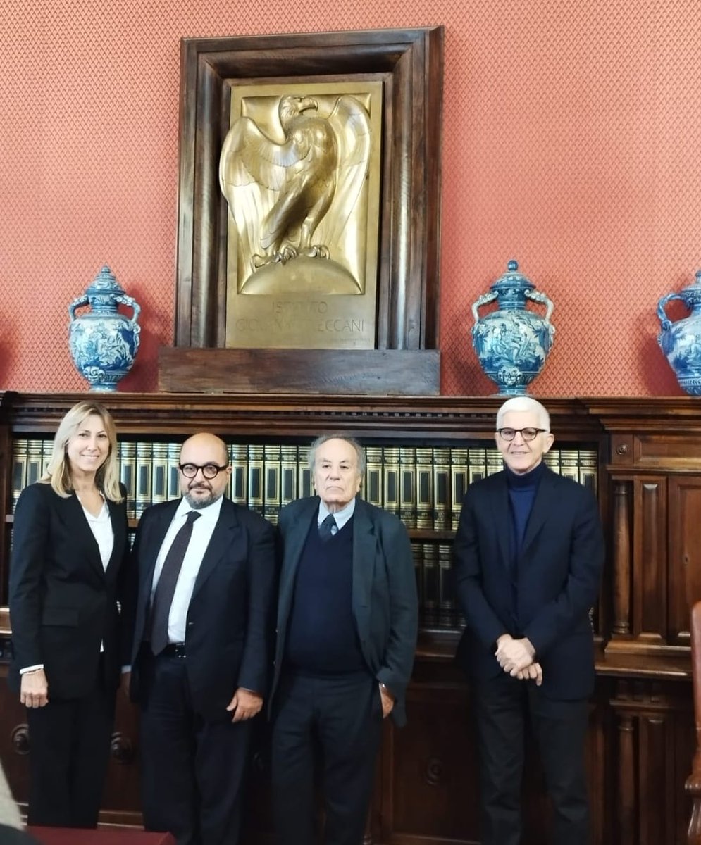 g_sangiuliano's tweet photo. La #Treccani è un punto di riferimento della #cultura italiana. È fondamentale espandere la presenza digitale delle sue opere per coinvolgere le giovani generazioni.
Oggi visita alla sede dell’Istituto. https://t.co/x0WUCMDdjd