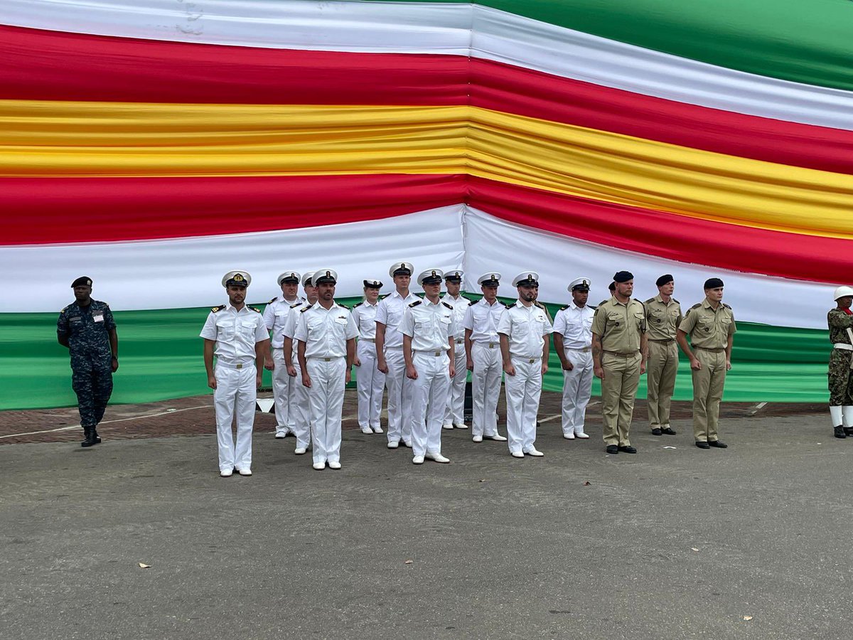c_pelikaan's tweet photo. #ZrMsPelikaan is in Suriname ter ere van de 47e onafhankelijkheidsdag. De afgelopen vijf dagen hebben we de veteranen van de Troepenmacht Suriname bezocht, saluutgranaten afgeleverd en gesproken over samenwerking tussen beide krijgsmachten. https://t.co/MgAjncRCmO