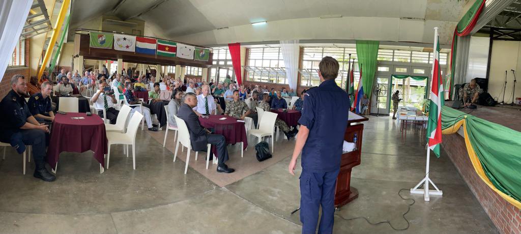 c_pelikaan's tweet photo. #ZrMsPelikaan is in Suriname ter ere van de 47e onafhankelijkheidsdag. De afgelopen vijf dagen hebben we de veteranen van de Troepenmacht Suriname bezocht, saluutgranaten afgeleverd en gesproken over samenwerking tussen beide krijgsmachten. https://t.co/MgAjncRCmO