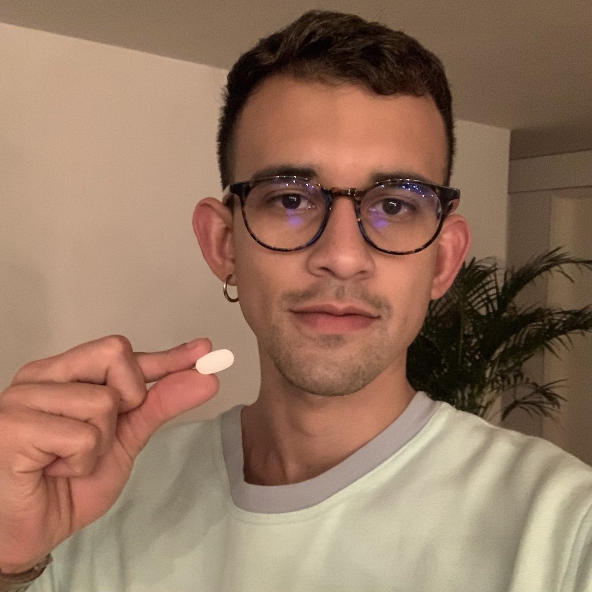 isaaamiv's tweet photo. Mi virus y yo estamos de aniversario (del diagnóstico). Hoy son 5 años de vivir con VIH y ha pasado muchísimo en este tiempo. Tengo mucho agradecimiento por la gente que me ha llenado de amor en el camino y por la familia que he ido construyendo en el proceso. Les quiero. ❤️ https://t.co/XoxQxbNi4w