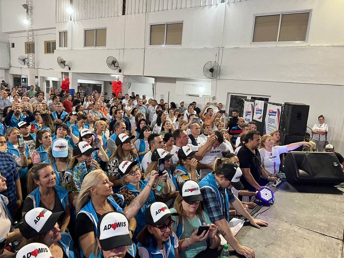 OscarAlarcon_'s tweet photo. Hoy, Club Sarmiento. Compartiendo el Cierre de campaña de FRETEMIS. Todo, todo, todo para continuar con la excelencia educativa de Misiones. FUERZA #FRETEMIS!! https://t.co/nCt74shq3f
