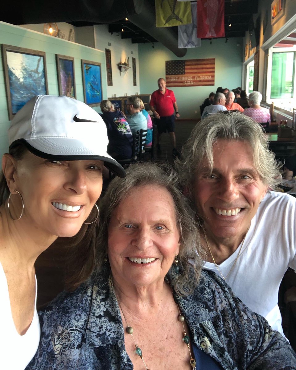 johnnyroggio's tweet photo. My beautiful women … https://t.co/nesYAAbuNS