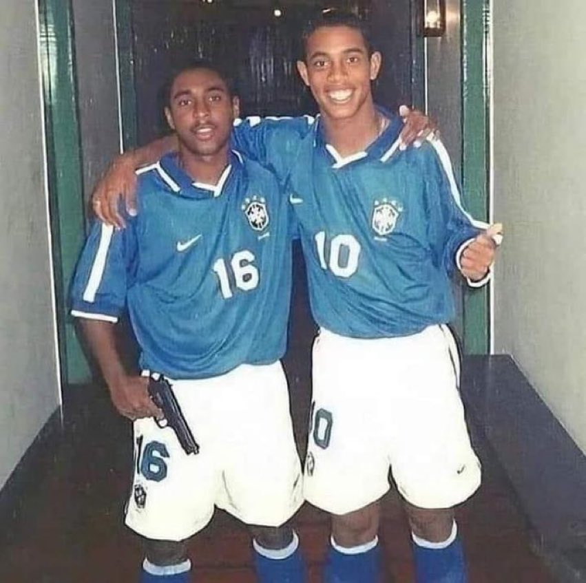 Miltonneves's tweet photo. Ronaldinho está com quem? Peço ajuda! Please https://t.co/jLAyoJTOAn