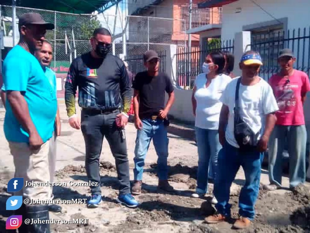JohendersonG_'s tweet photo. Hoy #25Nov culminamos la sustitución de tuberías de aguas servidas de 12' en la calle El Caro c/ calle América de la Comunidad Guaruto... Cumpliendo los lineamientos de nuestro Pdte. @NicolasMaduro y Gob. @Soykarinacarpio en nuestro #1erAñoDeGestionRebelde
#DiálogoDePaz https://t.co/w8qYXLpQL3