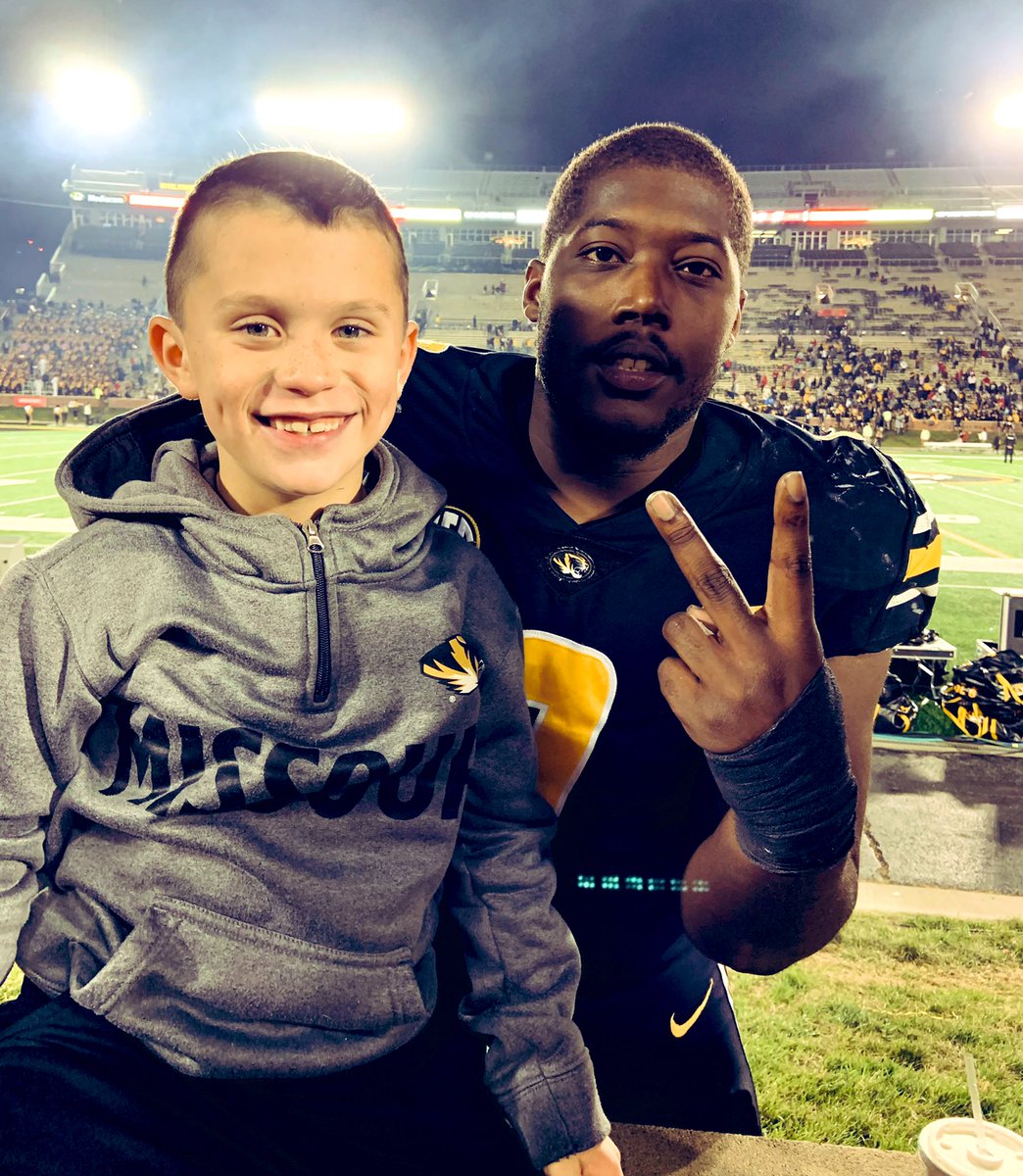 I love it when athletes come talk to young fans after a game. Made my son’s day, Jayden! <a href="/42_reborn/">Jayden Jernigan</a> MIZ 🖤💛 <a href="/DRFrancois1/">DR_Francois</a> <a href="/Mizzou/">Mizzou</a> <a href="/MizzouFootball/">Mizzou Football</a> <a href="/CoachDrinkwitz/">Eliah Drinkwitz</a> <a href="/C_Brut11/">Chad Bruto</a>