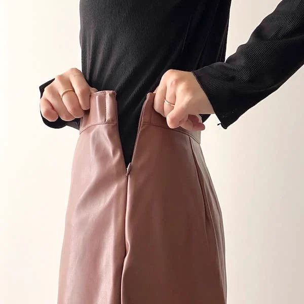 【一目惚れ】めっちゃ高見えなんだけど!GUの「2490円スカート」高級感たっぷりでオシャレすぎる…!の「ミディスカート」がオシャレすぎる!レザー調素材のツヤ感がとってもきれいなの2490円とは思えない上品なデザイン&カラーなので、大人っぽく着こなせますよ〜! 