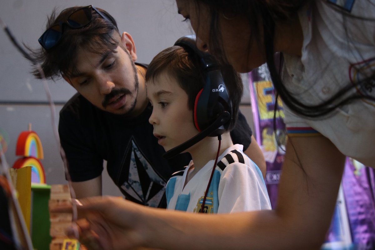 DisruptivaMnes's tweet photo. Esta tarde el equipo de la #SEDII fue parte de #MAKERLAND2022,una propuesta disruptiva que conjuga lo mejor de la #culturamaker y la comunidad #gamer de Misiones donde expusimos el trabajo que venimos realizando junto a los #DocentesMisioneros en materia de #EducaciónDisruptiva https://t.co/JF5Ffk12lb