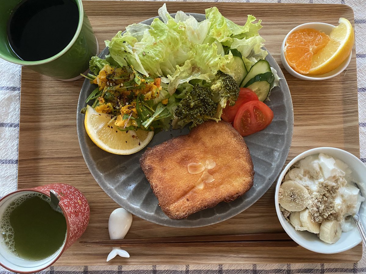 2Tontonton's tweet photo. おはようございます🌞

朝食には、パンマルシェでゲットした #squarecoffee&amp;bake さんのボストック。

フィナンシェのような?!焼き菓子生地にアーモンドとラム酒を染み込ませたお菓子。けど甘すぎない😍

少しトーストして表面サクッと
中はしっとり！
アーモンドの風味もふわり!!美味しい😋

#長崎 https://t.co/0tXvVOjBoJ